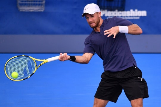 Tay vợt phải mổ 8 lần tranh vé bán kết ATP Finals