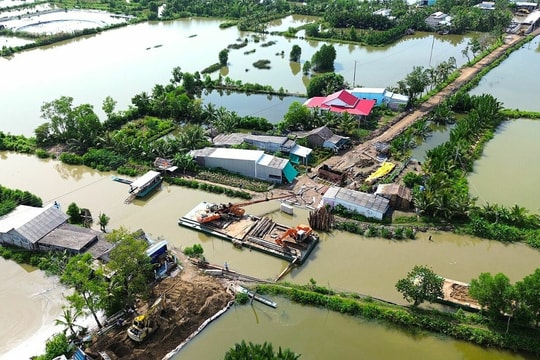 Tháo dỡ cầu làm đường mới, dân phải đi phà