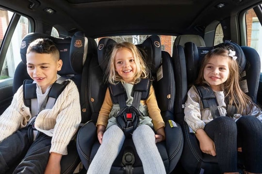 Đi taxi có cần ghế cho trẻ em không?