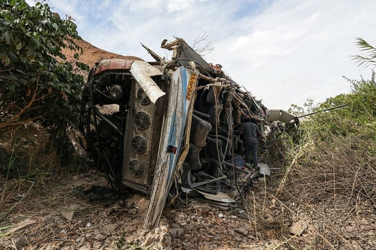 Xe buýt vỡ nát khi lao xuống vực ở Peru, 37 người chết