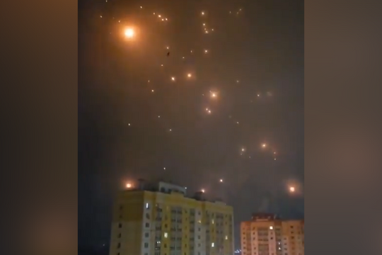 Mảnh vỡ UAV rơi như mưa sao băng xuống thành phố Nga