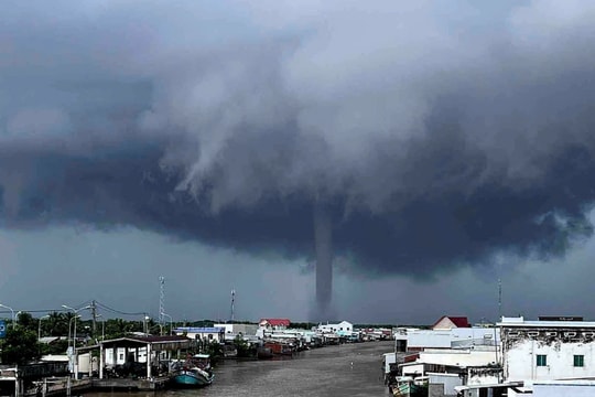 Vòi rồng xuất hiện trên biển Cà Mau