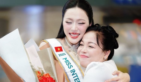 Mẹ đẻ Hoa hậu Kiều Duy gây chú ý khi tiễn con gái đi thi Hoa hậu Quốc tế