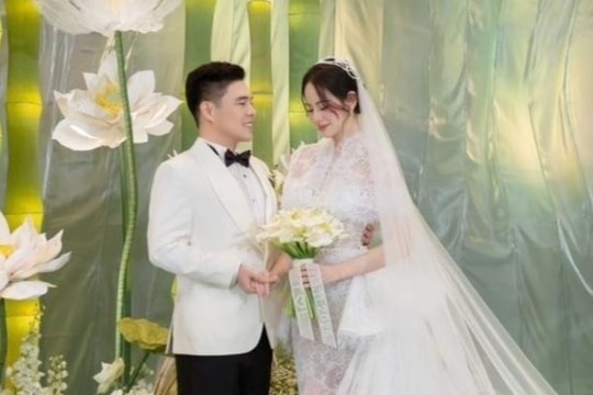 Hương Liên chơi đàn, được chồng bế bổng trong lễ cưới