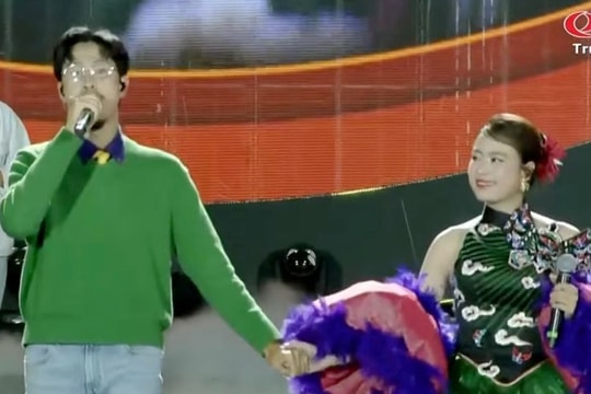 Hình ảnh Đen Vâu nắm tay Hoàng Thùy Linh gây sốt