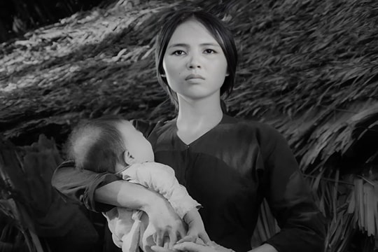 Chị Út Tịch phim 'Mẹ vắng nhà': Bỏ diễn bán cà phê, sống bình dị bên chồng NSND