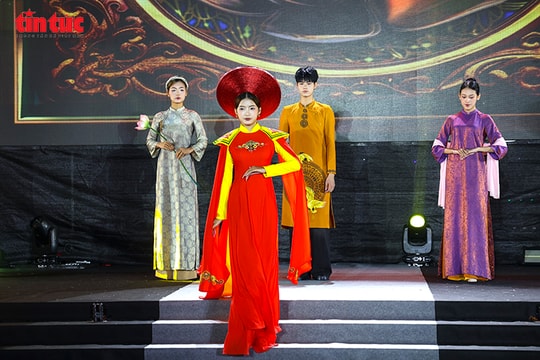 Diễu hành áo dài Du lịch Hà Nội 2025 rực rỡ sắc màu văn hóa bên hồ Hoàn Kiếm