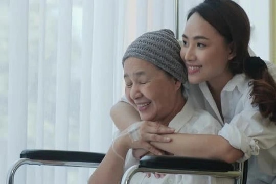 Nhìn thấy thứ bên trong túi vải mẹ chồng đưa, tôi khóc nấc vì hối hận