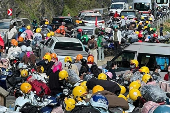 Khách ùn ùn đổ về Hà Giang, "biển người" tắc cứng trên dốc Thẩm Mã