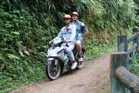 Đội xe ôm chở khách ở thung lũng và cách “trả ơn” thiên nhiên đặc biệt