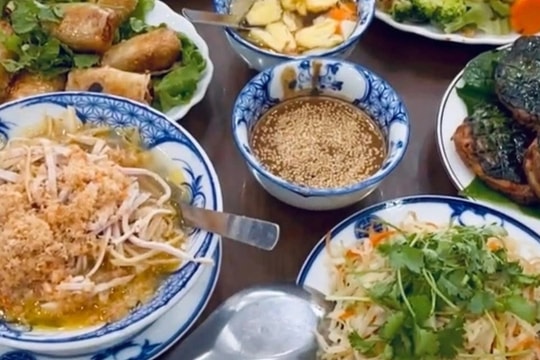 Tranh cãi mâm cỗ nghệ nhân ở Bát Tràng 6 người giá 2,7 triệu đồng đắt đỏ