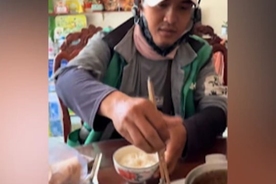 Shipper thân với khách như người nhà, ngồi thẳng vào bàn ăn cơm chung