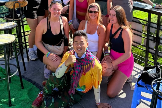 Chàng trai H'Mông đổi đời nhờ chở khách Tây đi du lịch