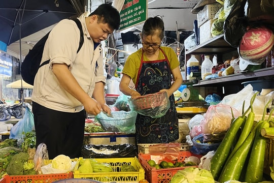 Người dân ngỡ ngàng vì 'giá rau xanh nhảy múa'