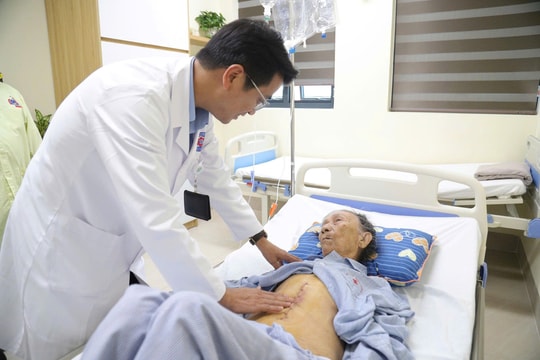 Người già mắc ung thư không nên đụng 'dao kéo'?