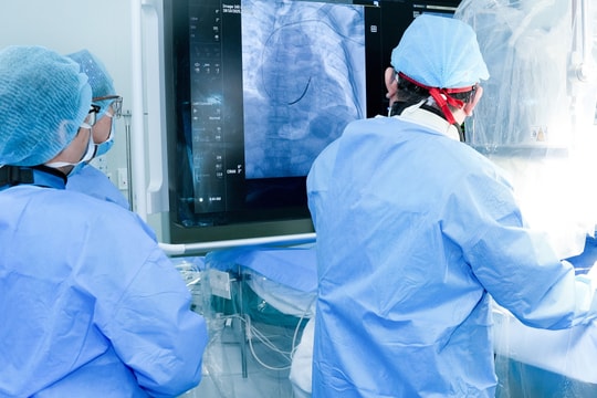 Cấy máy phá rung dự phòng đột tử cho cụ ông