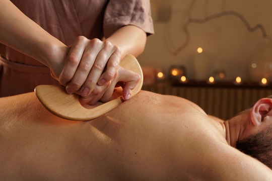 Cạo gió bằng đồng xu có giúp ngăn mắc cúm A?