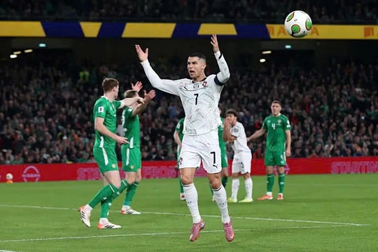 Ronaldo nhận thẻ đỏ trong trận thua của Bồ Đào Nha