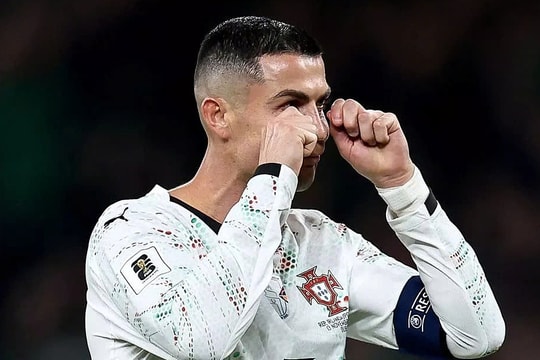 HLV Bồ Đào Nha: 'Ronaldo không bạo lực, chỉ đẩy đối thủ'