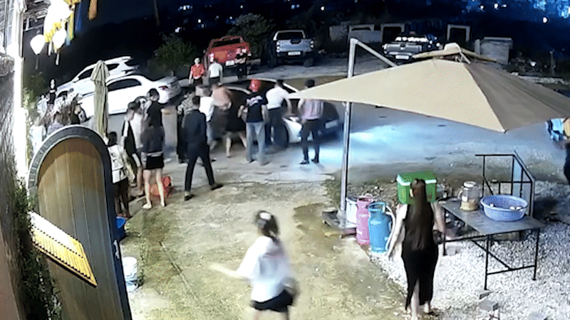 Ba phút náo loạn tại quán ốc khi ôtô bị bao vây, đập phá