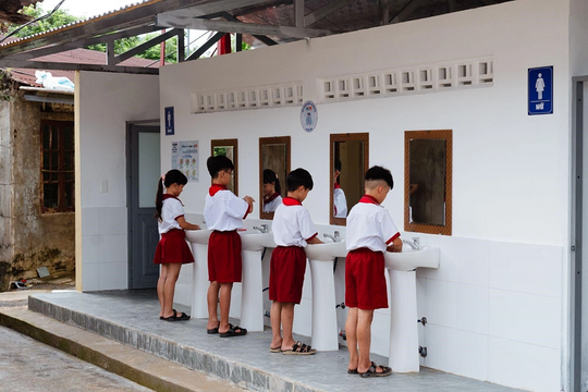 Học sinh 'tự tin hơn' khi có nhà vệ sinh mới