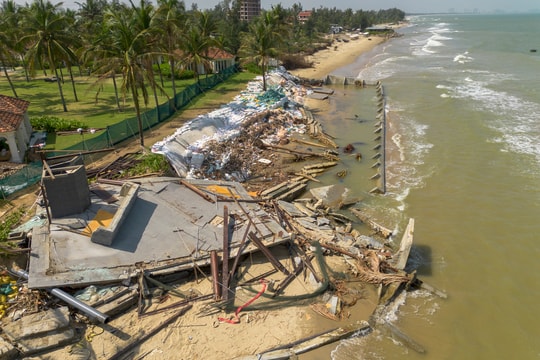 Sạt lở kéo sập quầy bar, cuốn phăng bãi cát 50 m