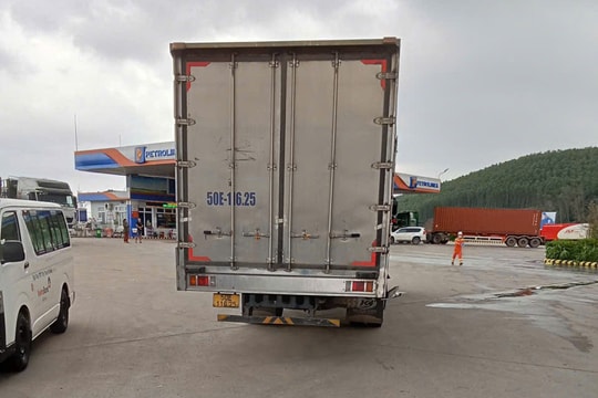 Hai người tử vong sau va chạm xe tải