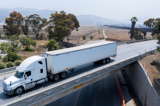 California thu hồi 17.000 bằng lái xe thương mại của người nhập cư