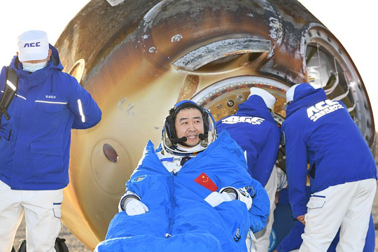 Phi hành đoàn Trung Quốc trở về an toàn sau sự cố