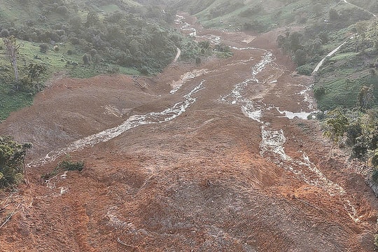 Di dời khẩn cấp 664 người sau vụ sạt lở giữa trời nắng ráo