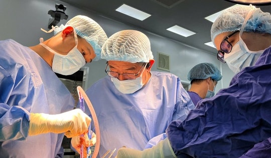 Ca phẫu thuật “hai trong một” giúp bệnh nhân thoái hoá khớp gối nặng đi lại bình thường sau nhiều năm đau đớn