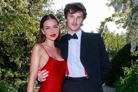 Con trai Beckham đắm đuối hôn bạn gái hơn 10 tuổi