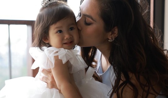 Con gái Á hậu Hoàng My gây chú ý trong ngày sinh nhật mẹ