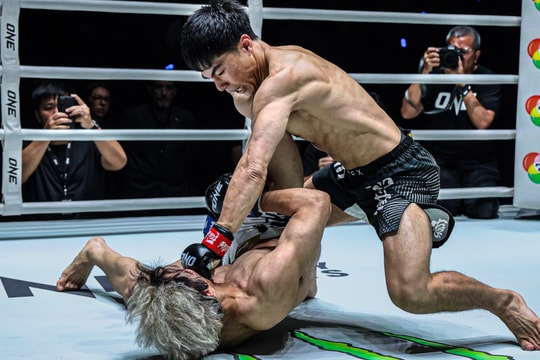 Cao thủ MMA gốc Việt đấm cực nhanh, võ sĩ Nhật Bản bất động 1 giây rồi ngã gục