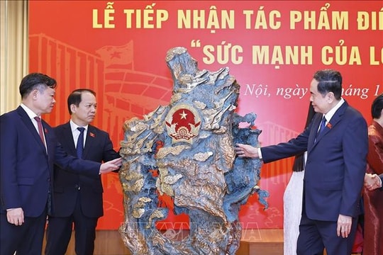 Chủ tịch Quốc hội dự Lễ tiếp nhận tác phẩm điêu khắc ánh sáng 'Sức mạnh của lòng dân'