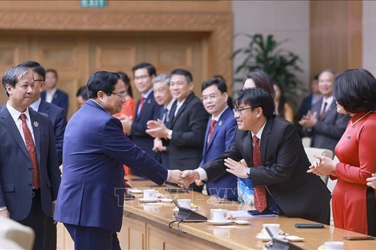 Thủ tướng gặp mặt đại diện các nhà giáo tiêu biểu toàn quốc