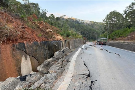 Quốc lộ 24 xuất hiện điểm sạt mặt đường nguy hiểm