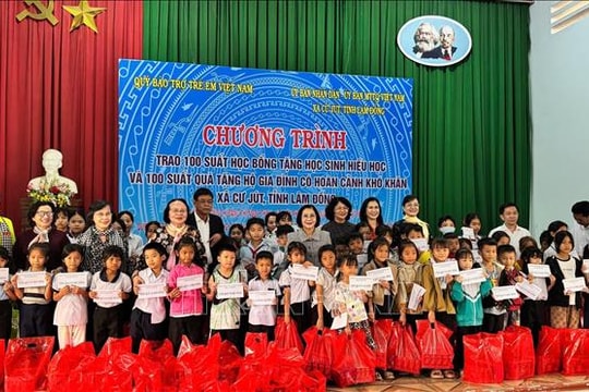 Trao học bổng cho học sinh nghèo và tặng quà gia đình khó khăn