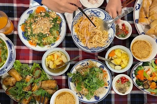 Vụ cỗ ở Bát Tràng 2,7 triệu đồng: Đắt ở chỗ ngồi, gấp đôi giá thường?