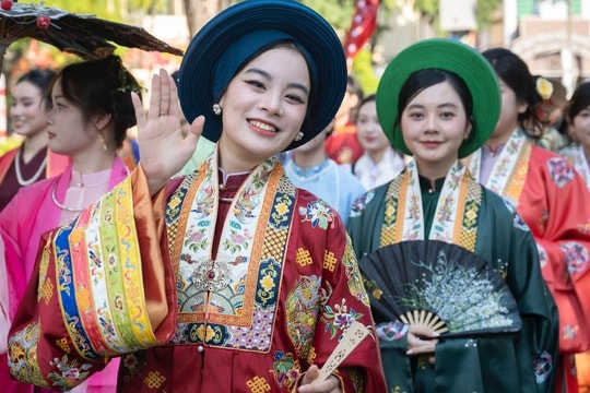 Hơn 1.000 người diễu hành cổ phục, khoe sắc rực rỡ quanh hồ Hoàn Kiếm