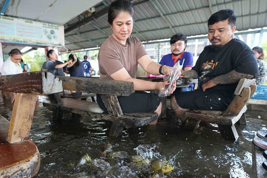 Nhà hàng ở Thái Lan bất ngờ gây sốt vì bị ngập