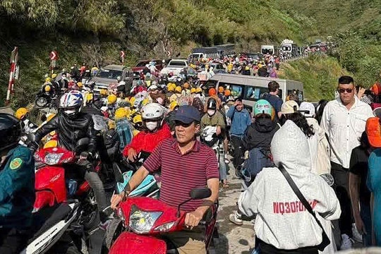 Tắc đường, 'cháy' phòng ở Hà Giang vì khách đổ về cuối tuần