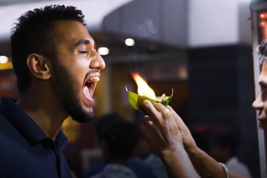 Khách thót tim ăn món trầu bốc lửa của Ấn Độ