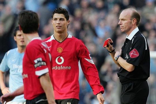 13 lần Ronaldo nhận thẻ đỏ