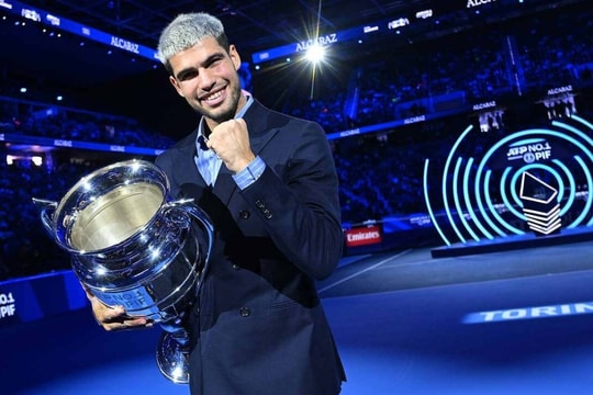 Alcaraz nhận cup số 1 thế giới năm 2025