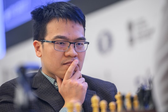 Quang Liêm thoát hiểm ngoạn mục ở World Cup cờ vua