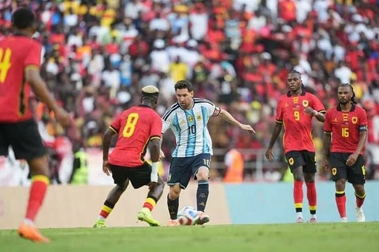 Messi ghi bàn và kiến tạo cho Argentina