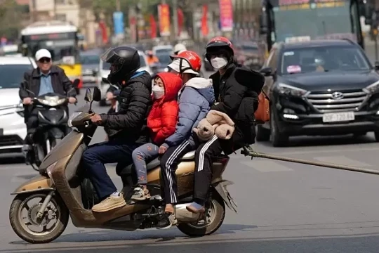 'Ngồi ôtô nguy hiểm, sao không cấm chở trẻ em trên xe máy?'