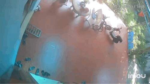 Cần cẩu đổ sập vào nhà dân