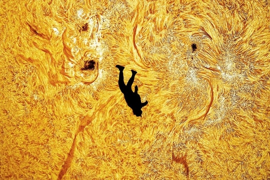 Ảnh chụp người nhảy dù phía trước Mặt Trời thu hút chú ý